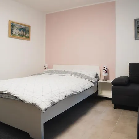 Pod Tresni Apartment *